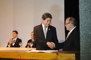 Cumprimento de José Arteiro e Maurício Feijó durante a assinatura do termo de posse