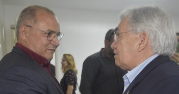 O secretário titular da Sagrima, José Antônio Heluy, que representou o Governador Carlos Brandão, cumprimenta o Reitor da UFMA, Natalino Salgado