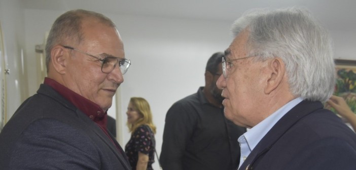 O secretário titular da Sagrima, José Antônio Heluy, que representou o Governador Carlos Brandão, cumprimenta o Reitor da UFMA, Natalino Salgado